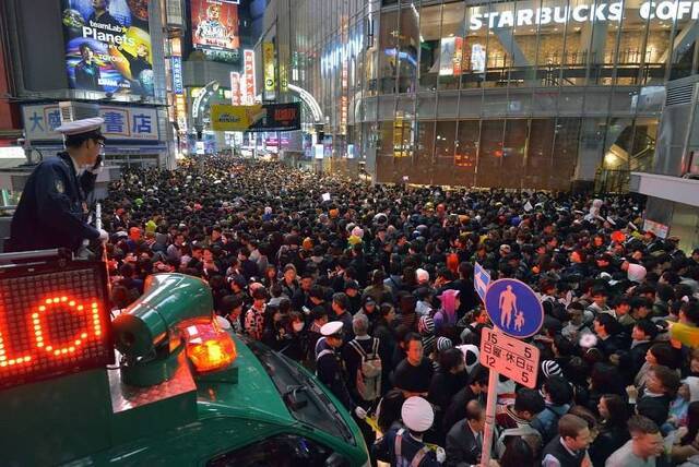 2018年万圣节期间，东京警方在涩谷街头维持秩序（共同新闻社）