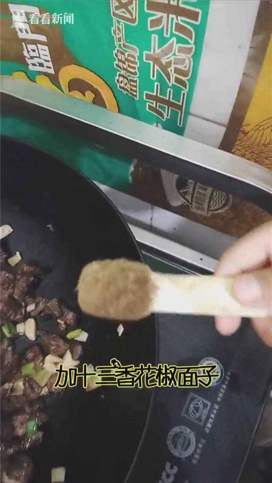 6岁男孩“教科书式”做饭 讲解堪比专业厨师