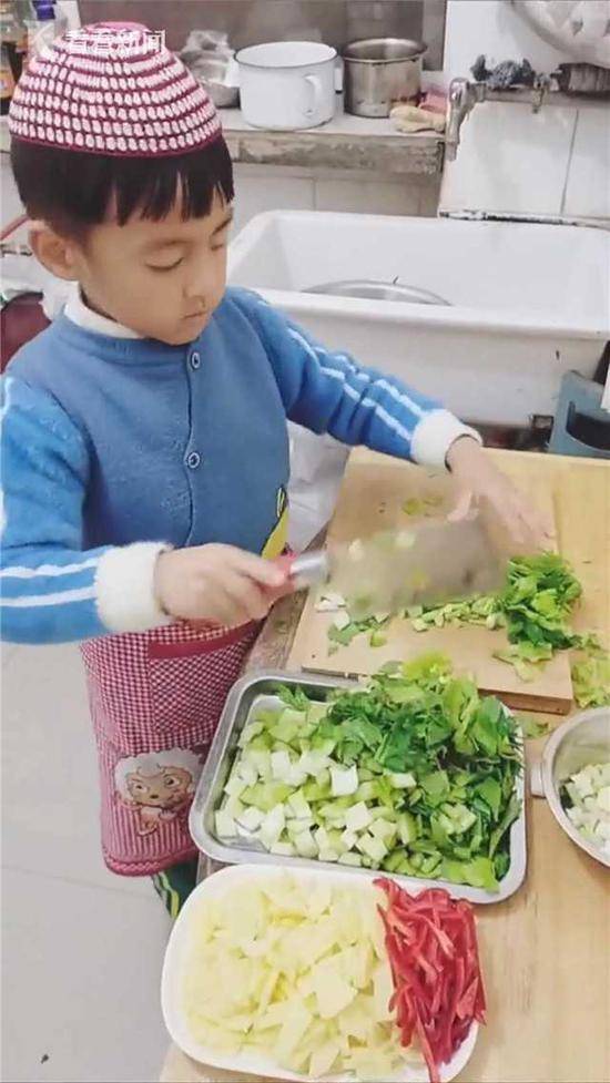 6岁男孩“教科书式”做饭 讲解堪比专业厨师