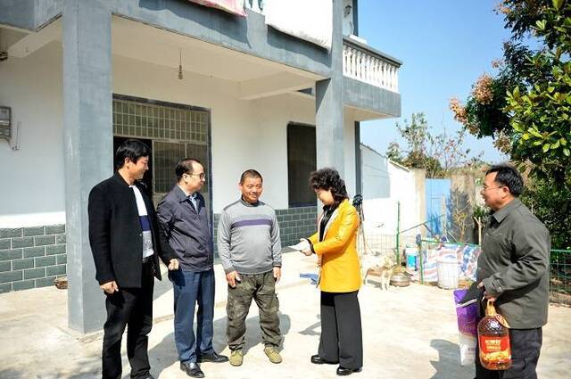 武汉市硚口区人民法院开展扶贫慰问活动