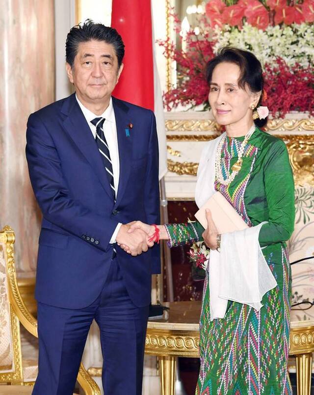  21日，安倍与昂山素季会谈（时事通信社）