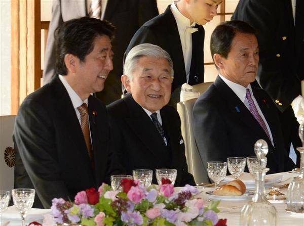  2015年，安倍和时任天皇明仁共进午餐（产经新闻）