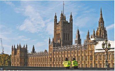 10月19日，两名警察在英国伦敦议会大厦附近执勤。