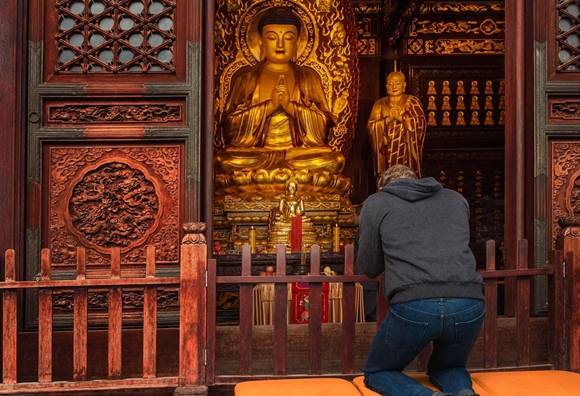  2015年10月27日，扎克伯格游历西安大雁塔，跪拜佛像，称对佛教很感兴趣（@Facebook）