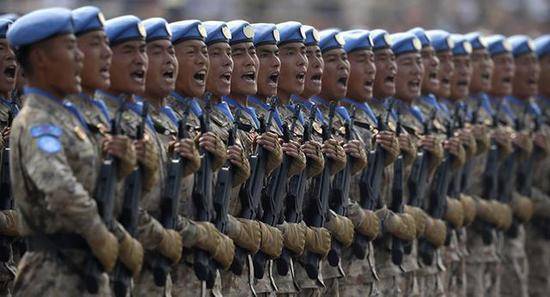 新中国成立70周年阅兵仪式上的维和部队官兵