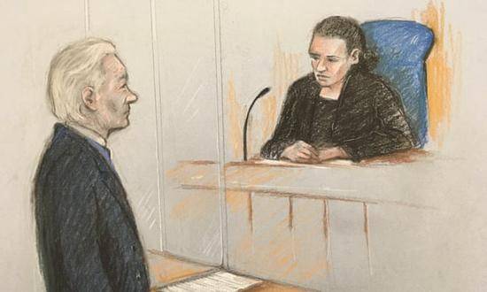21日，阿桑奇现身英国伦敦一家法院参加听证会。（图源：《卫报》）