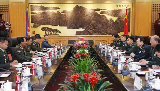 10月20日，国务委员兼国防部长魏凤和在八一大楼与来华出席第九届北京香山论坛的柬埔寨副首相兼国防大臣迪班举行会谈。李晓伟摄
