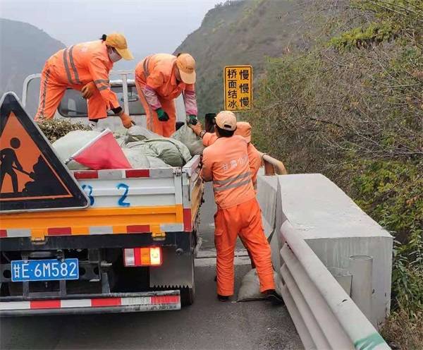 甘肃天水公路局冬季防滑保畅早准备