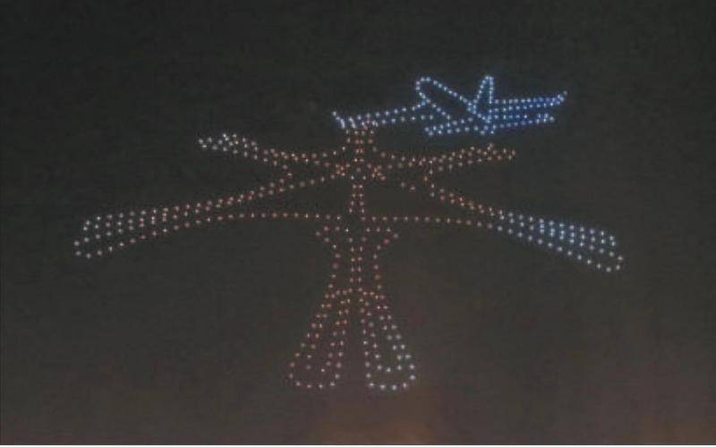 无人机编队表演中，光点变换组合呈现出的大兴机场图样。摄影/新京报记者王嘉宁