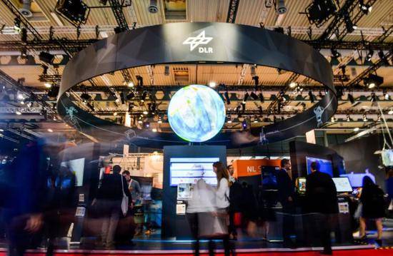  2018年10月1日，第69届国际宇航大会1日在德国不来梅会展中心开幕。新华社记者连振摄