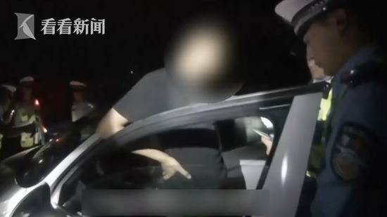 男子专帮4S店提车 为省钱买了30多张假临牌