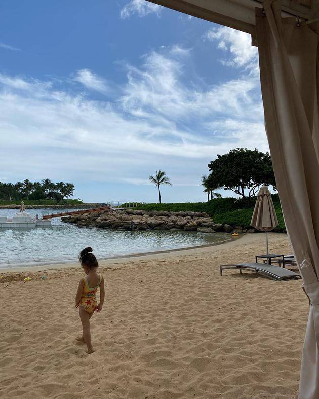 陈冠希带女儿沙滩度假