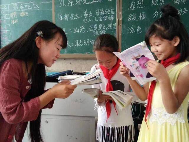 湘西女教师发文事件：被“扶贫”“检查”拖延的乡村教学