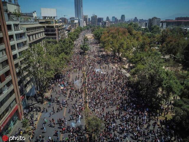  21日，尽管实施了宵禁，民众继续在街头抗议图源：@东方IC