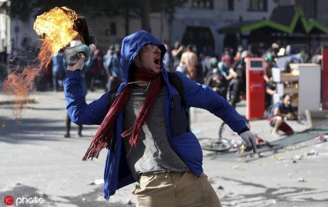 使用燃烧弹纵火的智利抗议者图源：@东方IC