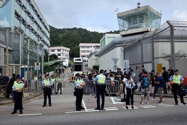 直击涉嫌在台湾杀害女友的香港男子陈同佳今日上午出狱