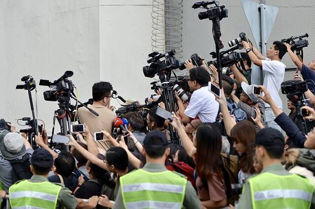 直击涉嫌在台湾杀害女友的香港男子陈同佳今日上午出狱