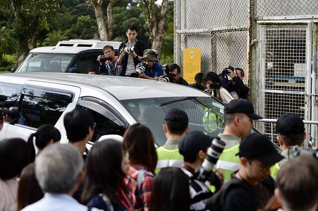 直击涉嫌在台湾杀害女友的香港男子陈同佳今日上午出狱