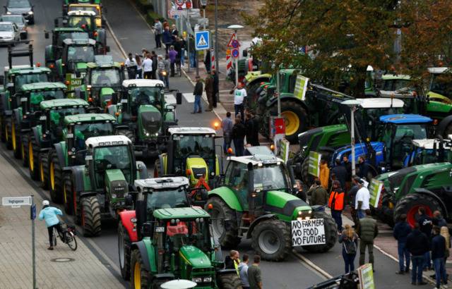德国农民将拖拉机开进市区 抗议新环境法规