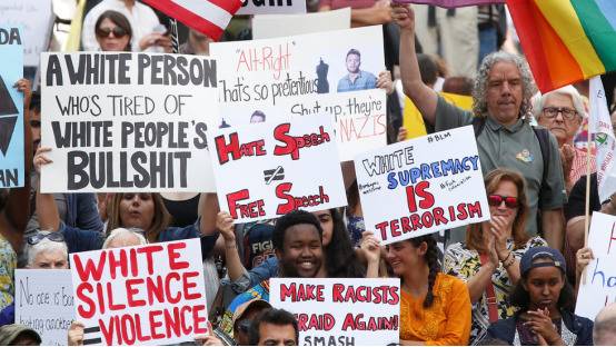 美国2名大学生涉种族歧视被捕 校方回应