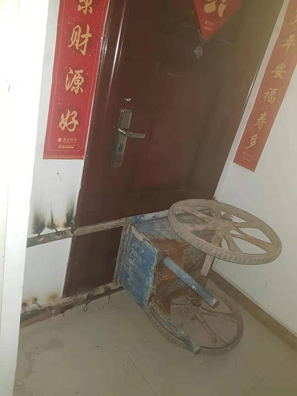 徐伟租住的房屋门口被房东焊了一辆工地手推车，门无法正常打开。本文图均为受访者供图