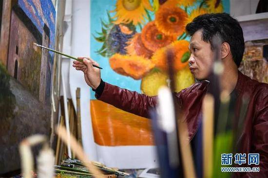▲画师赵小勇在大芬村的画室里绘制自己的原创作品。（新华社）