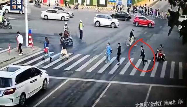 上海严重交通事故2死12伤 他因这个举动逃过一劫