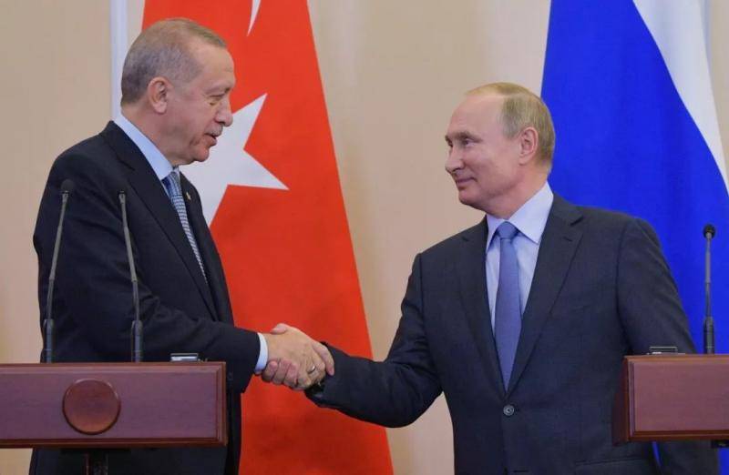  10月22日，在俄罗斯索契，俄罗斯总统普京（右）在联合记者会上与到访的土耳其总统埃尔多安握手。新华社/卫星社