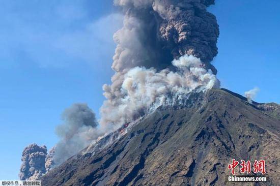 俄一火山喷发2500米高火山灰居民生活未受威胁