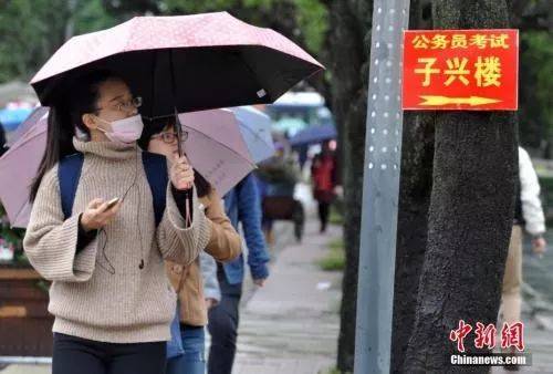 资料图：考生在寻找考场。张斌摄