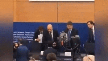 抗议土耳其 欧洲议会议员将对方送的巧克力扔地上