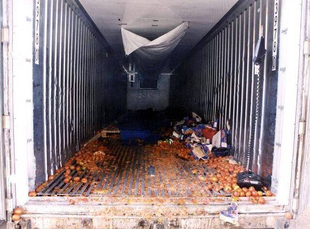  2000年6月19日，英国多佛警方在一辆卡车拖车内发现了58具非法移民尸体。图片来自视觉中国