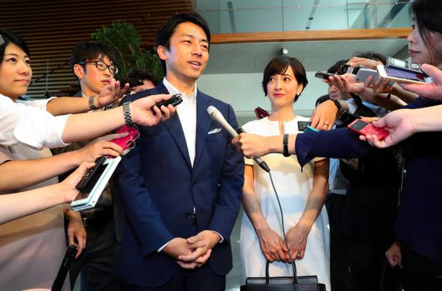 小泉进次郎和泷川克里斯汀向媒体公布结婚消息（朝日新闻）