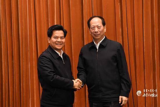  10月25日下午，石泰峰同志（右）和李纪恒同志在全区领导干部会议上亲切握手。内蒙古日报社融媒体记者袁永红摄