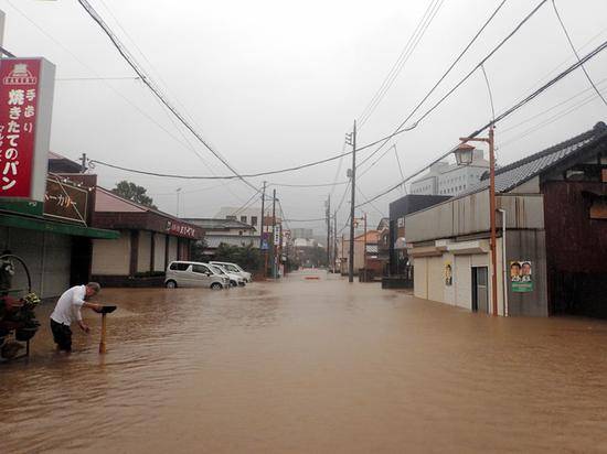 千叶县茂源市，街道被水淹没（朝日新闻）