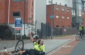 英警察追赶嫌犯中途“翻车” 翻的是自行车