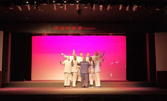 正在演出上海话说唱的艺术团成员（图/东方网·纵相新闻）