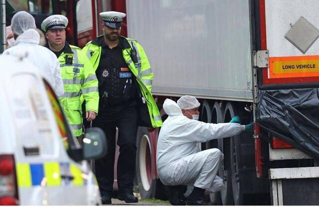 英国警方正调查“死亡卡车 ”背后是否存在贩卖人口团伙