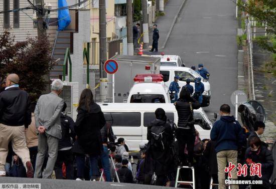 资料图：东京警视厅警员进行勘查。