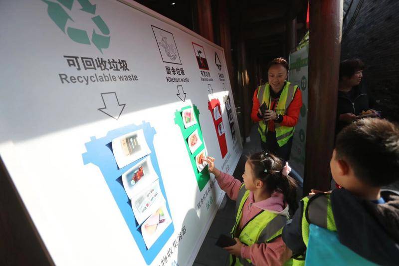 北京东城邻里节，居民玩起童年游戏