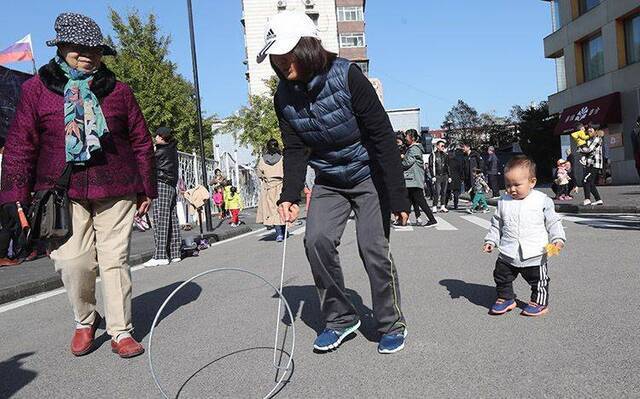 北京东城邻里节，居民玩起童年游戏