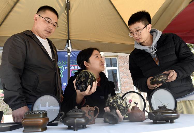 千余件作品展售 中国大学生艺术市集开市 组图