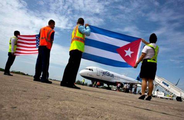 ▲2016年8月31日，机场工作人员在古巴圣塔克拉拉的停机坪上接受了JetBlue 387航班，这是美国和古巴之间半个多世纪之间的第一次商业飞行。（拉蒙·埃斯皮诺萨/美联社）