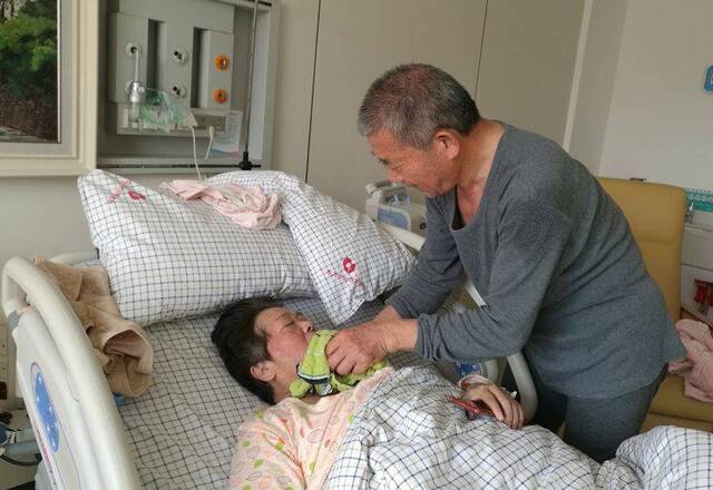 67岁产妇诞下女婴:曾患脑梗死 结婚42年仍如热恋