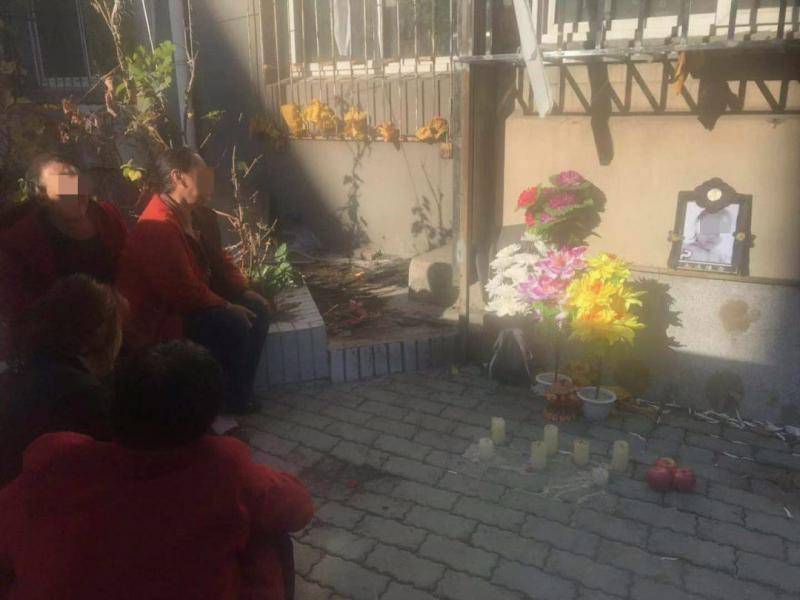 ▲嫌疑人蔡某某的家门外，小琪的家属摆上了蜡烛与鲜花。新京报记者王昱倩摄