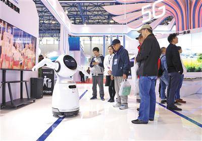 10月25日，第二十二届中国北京国际科技产业博览会上，正在跳舞的机器人吸引市民围观。本版摄影/新京报记者王飞