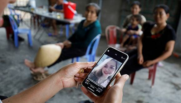 2019年10月26日，越南义安，亲人失踪，当地悲痛欲绝的家庭。图片来源：视觉中国