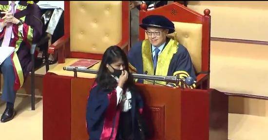 有骨气 香港理工大学校长拒绝与戴口罩毕业生握手