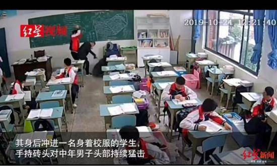 （图：仁寿“15岁中学生砖头打老师”事件视频监控截图。）