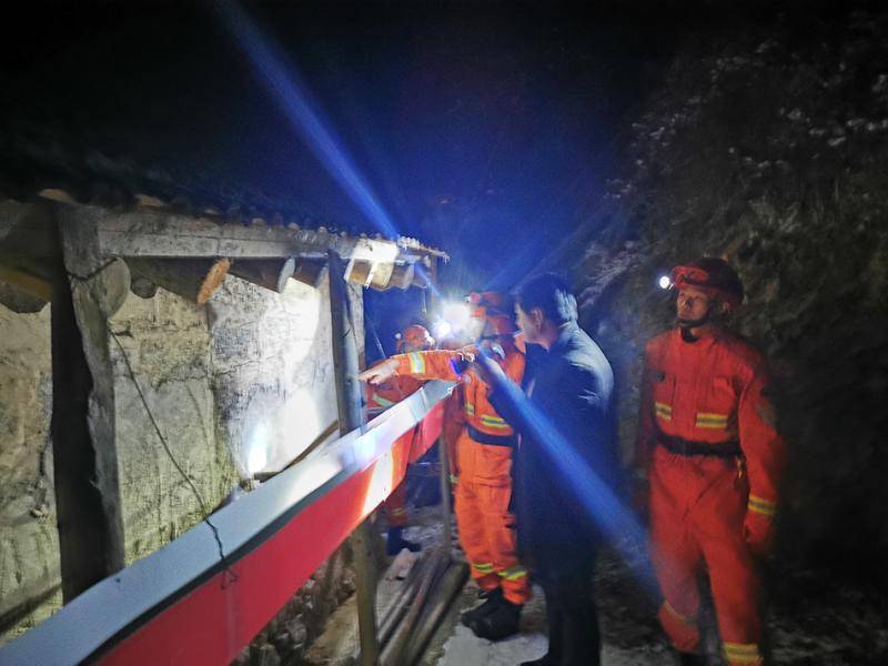 10月28日，甘肃省森林消防总队救援人员在震区开展救援。新华社图